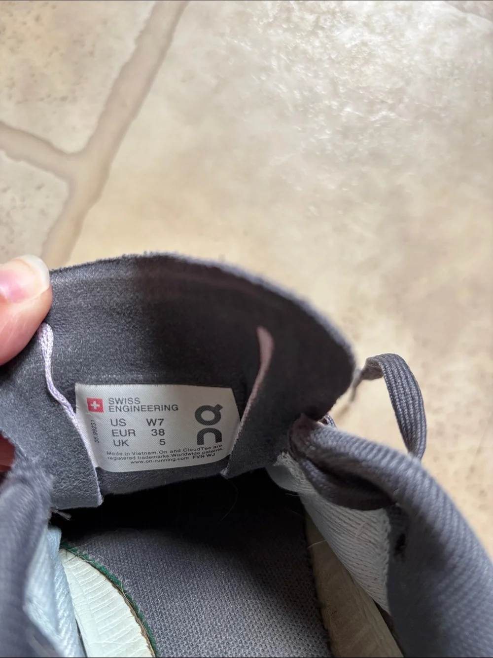 On Cloud Flow Gym Running Shoes Womens Size 7 Mulberry Grey Athletic Swiss